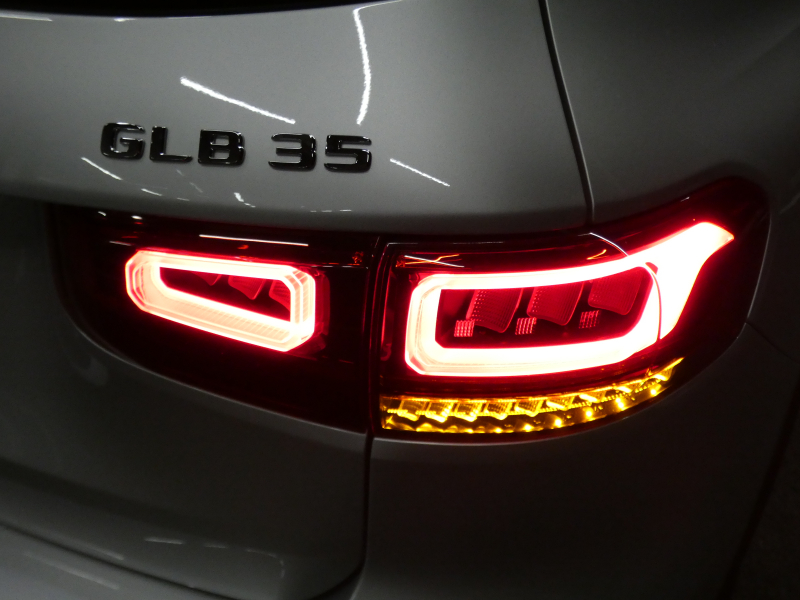 AMG GLB GLB35 4MATIC AMGﾊﾟﾌｫｰﾏﾝｽ&AMGｱﾄﾞﾊﾞﾝｽﾄﾞ&ﾚｰﾀﾞｰｾｰﾌﾃｨPKG　meｺﾈｸﾄ AMGｴｱﾛ 19ｲﾝﾁｱﾙﾐ ﾊﾟﾌｫｰﾏﾝｽｽﾃｱﾘﾝｸﾞ ﾄﾞﾗｲﾌﾞｺﾝﾄﾛｰﾙｽｲｯﾁ 赤黒革 ﾊﾟﾉﾗﾏｻﾝﾙｰﾌ MBUXﾅﾋﾞ Appleｶｰﾌﾟﾚｲ 360ｶﾒﾗ　新車保証継承可能