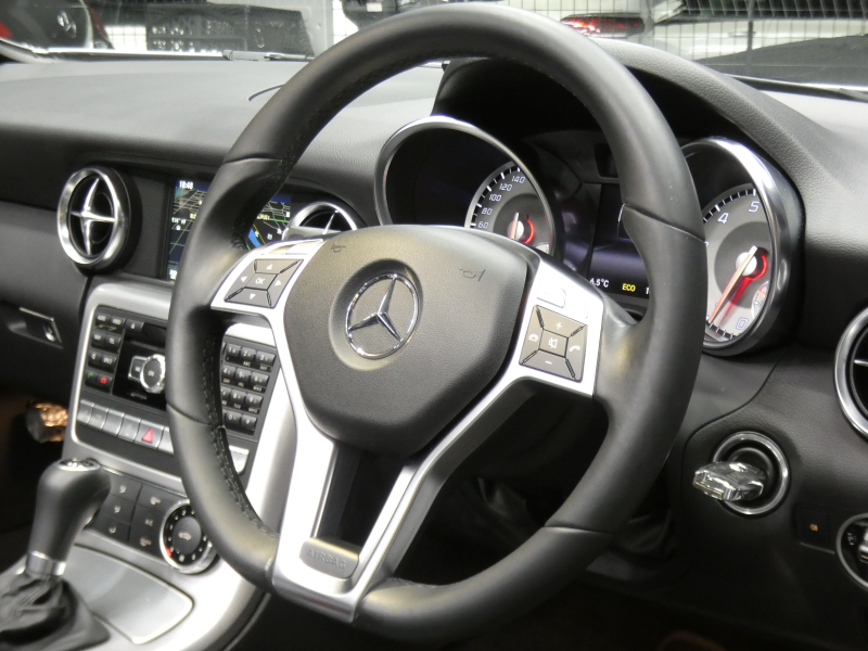 メルセデスベンツ SLKクラス SLK200 ﾄﾚﾝﾄﾞ　黒本革ｼｰﾄ ｼｰﾄﾋｰﾀｰ&ｴｱｽｶｰﾌ ｶﾞﾗｽﾙｰﾌ HDDﾅﾋﾞ 地ﾃﾞｼﾞ DSRC ｷｾﾉﾝﾗｲﾄ ｲﾝﾃﾘｼﾞｪﾝﾄﾗｲﾄ&ｱﾀﾞﾌﾟﾃｨﾌﾞHB 純正17ｲﾝﾁAW ﾊﾟﾄﾞﾙｼﾌﾄ ﾄﾗﾝｸｽﾎﾟｲﾗｰ　2年保証付