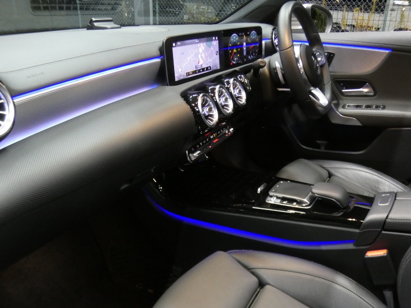 メルセデスベンツ Aクラス A180 ｽﾀｲﾙ AMGﾗｲﾝ AMGﾚｻﾞｰｴｸｽｸﾙｰｼﾌﾞ&ｱﾄﾞﾊﾞﾝｽﾄﾞ&ﾚｰﾀﾞｰｾｰﾌﾃｨPKG　meｺﾈｸﾄ 灰黒革 ﾊﾟﾉﾗﾏSR MBUXﾅﾋﾞTV 360ｶﾒﾗ ｱﾄﾞﾊﾞﾝｽﾄﾞｻｳﾝﾄﾞ ﾍｯﾄﾞｱｯﾌﾟD Fﾄﾞﾗﾚｺ LEDﾗｲﾄ/ｱﾀﾞﾌﾟﾃｨﾌﾞHB　2年保証付