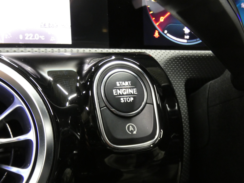 メルセデスベンツ Aクラス A180 ｽﾀｲﾙ AMGﾗｲﾝ AMGﾚｻﾞｰｴｸｽｸﾙｰｼﾌﾞ&ｱﾄﾞﾊﾞﾝｽﾄﾞ&ﾚｰﾀﾞｰｾｰﾌﾃｨPKG　meｺﾈｸﾄ 灰黒革 ﾊﾟﾉﾗﾏSR MBUXﾅﾋﾞTV 360ｶﾒﾗ ｱﾄﾞﾊﾞﾝｽﾄﾞｻｳﾝﾄﾞ ﾍｯﾄﾞｱｯﾌﾟD Fﾄﾞﾗﾚｺ LEDﾗｲﾄ/ｱﾀﾞﾌﾟﾃｨﾌﾞHB　2年保証付