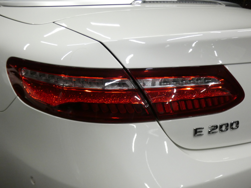 メルセデスベンツ Eクラス E200 ｶﾌﾞﾘｵﾚ ｽﾎﾟｰﾂ ﾚｰﾀﾞｰｾｰﾌﾃｨPKG　meｺﾈｸﾄ AMGｴｱﾛ&19AW ﾀﾞｰｸﾚｯﾄﾞ幌 ﾚｯﾄﾞ/ﾌﾞﾗｯｸ革 ﾋｰﾀｰ&ｴｱｽｶｰﾌ 純正ﾅﾋﾞ 地ﾃﾞｼﾞ Aｶｰﾌﾟﾚｲ 360ｶﾒﾗ ﾄﾞﾗﾚｺ ﾍｯﾄﾞｱｯﾌﾟD Burmester ｴｱﾊﾞﾗﾝｽPKG　2年保証付