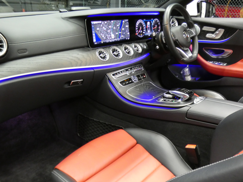 メルセデスベンツ Eクラス E200 ｶﾌﾞﾘｵﾚ ｽﾎﾟｰﾂ ﾚｰﾀﾞｰｾｰﾌﾃｨPKG　meｺﾈｸﾄ AMGｴｱﾛ&19AW ﾀﾞｰｸﾚｯﾄﾞ幌 ﾚｯﾄﾞ/ﾌﾞﾗｯｸ革 ﾋｰﾀｰ&ｴｱｽｶｰﾌ 純正ﾅﾋﾞ 地ﾃﾞｼﾞ Aｶｰﾌﾟﾚｲ 360ｶﾒﾗ ﾄﾞﾗﾚｺ ﾍｯﾄﾞｱｯﾌﾟD Burmester ｴｱﾊﾞﾗﾝｽPKG　2年保証付