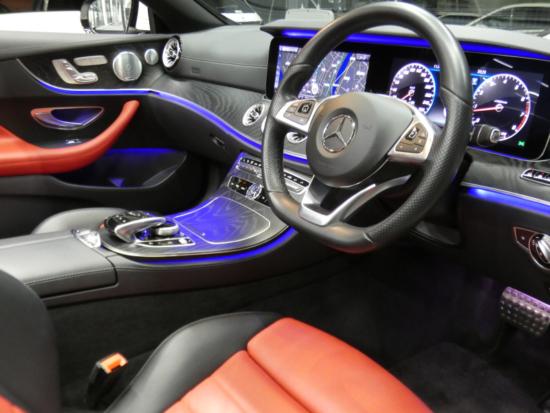 メルセデスベンツ Eクラス E200 ｶﾌﾞﾘｵﾚ ｽﾎﾟｰﾂ ﾚｰﾀﾞｰｾｰﾌﾃｨPKG　meｺﾈｸﾄ AMGｴｱﾛ&19AW ﾀﾞｰｸﾚｯﾄﾞ幌 ﾚｯﾄﾞ/ﾌﾞﾗｯｸ革 ﾋｰﾀｰ&ｴｱｽｶｰﾌ 純正ﾅﾋﾞ 地ﾃﾞｼﾞ Aｶｰﾌﾟﾚｲ 360ｶﾒﾗ ﾄﾞﾗﾚｺ ﾍｯﾄﾞｱｯﾌﾟD Burmester ｴｱﾊﾞﾗﾝｽPKG　2年保証付