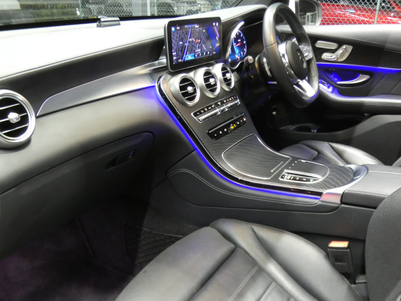 メルセデスベンツ GLCクーペ GLC220d 4MATIC ｸｰﾍﾟ AMGﾗｲﾝ ﾚｻﾞｰｴｸｽｸﾙｰｼﾌﾞ&ﾚｰﾀﾞｰｾｰﾌﾃｨPKG　後期 meｺﾈｸﾄ AMGｴｱﾛ&19AW 黒革/ﾍﾞﾝﾁﾚｰﾀｰ/ﾏｯｻｰｼﾞ ｻﾝﾙｰﾌ MBUXﾅﾋﾞ 地ﾃﾞｼﾞ 360度ｶﾒﾗ 前後ﾄﾞﾗﾚｺ Burmester ﾍｯﾄﾞｱｯﾌﾟD 自動ﾘｱｹﾞｰﾄ/ﾌｯﾄOP LEDﾍｯﾄﾞﾗｲﾄ　2年保証付