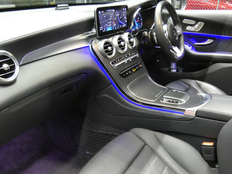 メルセデスベンツ GLCクーペ GLC220d 4MATIC ｸｰﾍﾟ AMGﾗｲﾝ ﾚｻﾞｰｴｸｽｸﾙｰｼﾌﾞ&ﾚｰﾀﾞｰｾｰﾌﾃｨPKG　後期 meｺﾈｸﾄ AMGｴｱﾛ&19AW 黒革/ﾍﾞﾝﾁﾚｰﾀｰ/ﾏｯｻｰｼﾞ ｻﾝﾙｰﾌ MBUXﾅﾋﾞ 地ﾃﾞｼﾞ 360度ｶﾒﾗ ﾄﾞﾗﾚｺ Burmester ﾍｯﾄﾞｱｯﾌﾟD 自動ﾘｱｹﾞｰﾄ/ﾌｯﾄOP LEDﾍｯﾄﾞﾗｲﾄ　2年保証付