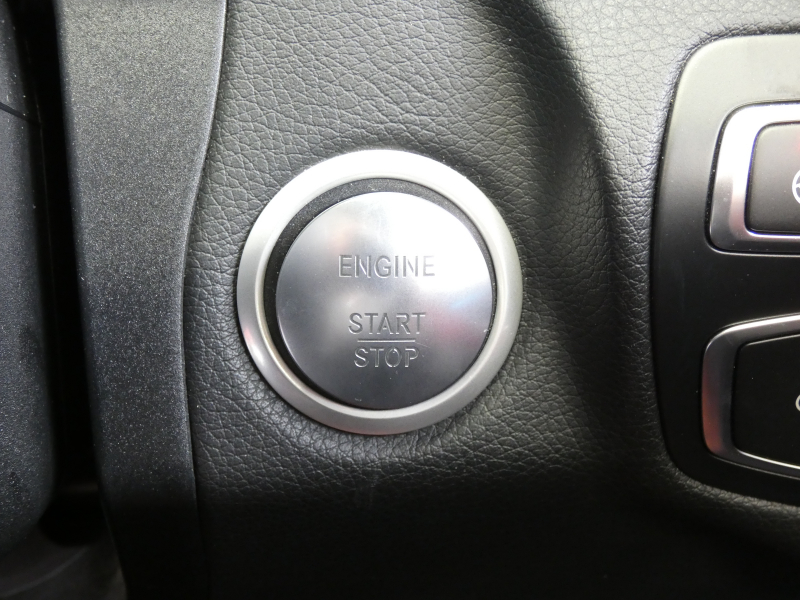 メルセデスベンツ Cクラス C200 ｱﾊﾞﾝｷﾞｬﾙﾄﾞ AMGﾗｲﾝ ﾚｻﾞｰｴｸｽｸﾙｰｼﾌﾞ&ﾚｰﾀﾞｰｾｰﾌﾃｨPKG　1ｵｰﾅｰ 9速AT meｺﾈｸﾄ ｷｰﾚｽｺﾞｰ 赤本革/ｼｰﾄﾋｰﾀｰ ﾊﾟﾉﾗﾏｻﾝﾙｰﾌ ﾅﾋﾞTV Bｶﾒﾗ ﾍｯﾄﾞｱｯﾌﾟD ｴｱﾊﾞﾗﾝｽPKG 自動ﾄﾗﾝｸ LEDﾍｯﾄﾞﾗｲﾄ/自動HB AMGｴｱﾛ&18ｲﾝﾁAW　2年保証付