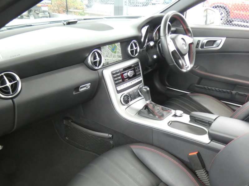 メルセデスベンツ SLKクラス SLK200 ﾄﾚﾝﾄﾞ+ AMGｽﾎﾟｰﾂ&ﾚｰﾀﾞｰｾｰﾌﾃｨPKG　AMGｴｱﾛ&18AW ﾄﾗﾝｸｽﾎﾟｲﾗｰ 黒本革/ｼｰﾄﾋｰﾀｰ/ｴｱｽｶｰﾌ ﾚｯﾄﾞｼｰﾄﾍﾞﾙﾄ HDDﾅﾋﾞ 地ﾃﾞｼﾞ ﾊﾟﾄﾞﾙｼﾌﾄ ｷｾﾉﾝﾗｲﾄ/ｱﾀﾞﾌﾟﾃｨﾌﾞHB　2年保証付