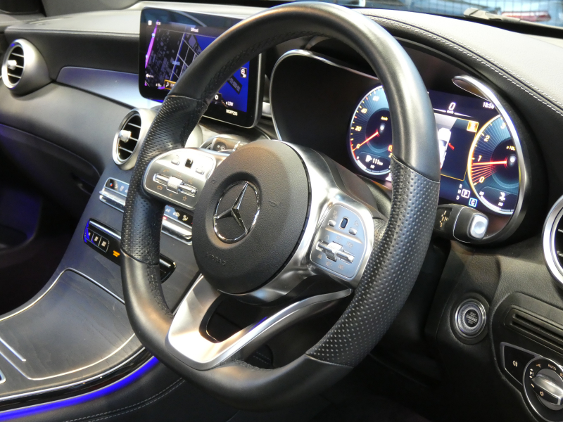 メルセデスベンツ GLCクーペ GLC300 4MATIC ｸｰﾍﾟ AMGﾗｲﾝ ﾚｻﾞｰｴｸｽｸﾙｰｼﾌﾞ&ﾚｰﾀﾞｰｾｰﾌﾃｨPKG　後期 meｺﾈｸﾄ AMGｴｱﾛ&20AW 黒革/ﾍﾞﾝﾁﾚｰﾀｰ/ﾏｯｻｰｼﾞ ｻﾝﾙｰﾌ MBUXﾅﾋﾞ 地ﾃﾞｼﾞ 360度ｶﾒﾗ ﾄﾞﾗﾚｺ Burmester ﾍｯﾄﾞｱｯﾌﾟD 自動ﾘｱｹﾞｰﾄ/ﾌｯﾄOP LEDﾍｯﾄﾞﾗｲﾄ　2年保証付