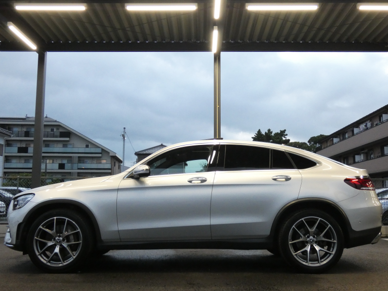メルセデスベンツ GLCクーペ GLC300 4MATIC ｸｰﾍﾟ AMGﾗｲﾝ ﾚｻﾞｰｴｸｽｸﾙｰｼﾌﾞ&ﾚｰﾀﾞｰｾｰﾌﾃｨPKG　後期 meｺﾈｸﾄ AMGｴｱﾛ&20AW 黒革/ﾍﾞﾝﾁﾚｰﾀｰ/ﾏｯｻｰｼﾞ ｻﾝﾙｰﾌ MBUXﾅﾋﾞ 地ﾃﾞｼﾞ 360度ｶﾒﾗ ﾄﾞﾗﾚｺ Burmester ﾍｯﾄﾞｱｯﾌﾟD 自動ﾘｱｹﾞｰﾄ/ﾌｯﾄOP LEDﾍｯﾄﾞﾗｲﾄ　2年保証付