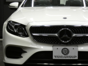 メルセデスベンツ Eクラス E200 ｶﾌﾞﾘｵﾚ ｽﾎﾟｰﾂ ﾚｰﾀﾞｰｾｰﾌﾃｨPKG　meｺﾈｸﾄ AMGｴｱﾛ&19AW ﾀﾞｰｸﾚｯﾄﾞ幌 ﾚｯﾄﾞ/ﾌﾞﾗｯｸ革 ﾋｰﾀｰ&ｴｱｽｶｰﾌ 純正ﾅﾋﾞ 地ﾃﾞｼﾞ Aｶｰﾌﾟﾚｲ 360ｶﾒﾗ ﾄﾞﾗﾚｺ ﾍｯﾄﾞｱｯﾌﾟD Burmester ｴｱﾊﾞﾗﾝｽPKG　2年保証付