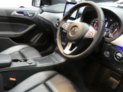 メルセデスベンツ Bクラス B180 ﾍﾞｰｼｯｸ&ﾌﾟﾚﾐｱﾑ&ﾚｰﾀﾞｰｾｰﾌﾃｨPKG　後期 ｷｰﾚｽｺﾞｰ 黒革ｼｰﾄ/ﾋｰﾀｰ ﾊﾟﾉﾗﾏｻﾝﾙｰﾌ HDDﾅﾋﾞ 地ﾃﾞｼﾞ AppleCarPlay Bｶﾒﾗ harman/kardon ﾊﾟﾄﾞﾙｼﾌﾄ LEDﾍｯﾄﾞﾗｲﾄ/ｵｰﾄHB ｱﾝﾋﾞｴﾝﾄﾗｲﾄ　2年保証付