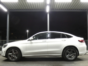 メルセデスベンツ GLCクーペ GLC220d 4MATIC ｸｰﾍﾟ AMGﾗｲﾝ ﾚｻﾞｰｴｸｽｸﾙｰｼﾌﾞ&ﾚｰﾀﾞｰｾｰﾌﾃｨPKG　後期 meｺﾈｸﾄ AMGｴｱﾛ&19AW 黒革/ﾍﾞﾝﾁﾚｰﾀｰ/ﾏｯｻｰｼﾞ ｻﾝﾙｰﾌ MBUXﾅﾋﾞ 地ﾃﾞｼﾞ 360度ｶﾒﾗ 前後ﾄﾞﾗﾚｺ Burmester ﾍｯﾄﾞｱｯﾌﾟD 自動ﾘｱｹﾞｰﾄ/ﾌｯﾄOP LEDﾍｯﾄﾞﾗｲﾄ　2年保証付