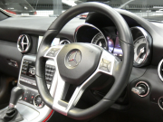 メルセデスベンツ SLKクラス SLK200 ﾚｰﾀﾞｰｾｰﾌﾃｨｴﾃﾞｨｼｮﾝ　100台限定車 AMGｽﾎﾟｰﾂPKG ﾏｼﾞｯｸｽｶｲR ﾍﾞﾝｶﾞﾙﾚｯﾄﾞﾅｯﾊﾟ革 ﾋｰﾀｰ&ｴｱｽｶｰﾌ ｱﾝﾋﾞｴﾝﾄﾗｲﾄ HDDﾅﾋﾞ 地ﾃﾞｼﾞ ﾊﾟｰｸﾄﾛﾆｯｸｾﾝｻｰ ﾊﾟﾄﾞﾙｼﾌﾄ ｷｾﾉﾝﾗｲﾄ/自動ﾊｲﾋﾞｰﾑ AMGｴｱﾛ&18ｲﾝﾁAW　2年保証付