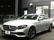 メルセデスベンツ Eクラス E200 ｱﾊﾞﾝｷﾞｬﾙﾄﾞ ｴｸｽｸﾙｰｼﾌﾞ&ﾚｰﾀﾞｰｾｰﾌﾃｨPKG　中期 BSG搭載 meｺﾈｸﾄ 黒本革ｼｰﾄ/前後ﾋｰﾀｰ 純正ﾅﾋﾞ 地ﾃﾞｼﾞ AppleCarPlay 360度ｶﾒﾗ 前後ﾄﾞﾗﾚｺ Burmester ﾍｯﾄﾞｱｯﾌﾟD ｴｱﾊﾞﾗﾝｽPKG 自動開閉ﾄﾗﾝｸ LEDﾗｲﾄ　2年保証付