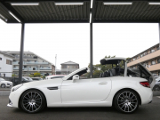 メルセデスベンツ SLCクラス SLC200 ｽﾎﾟｰﾂ ﾚｰﾀﾞｰｾｰﾌﾃｨPKG　ｷｰﾚｽｺﾞｰ 黒本革ｼｰﾄ/ﾋｰﾀｰ/ｴｱｽｶｰﾌ ﾏｼﾞｯｸｽｶｲﾙｰﾌ ｽﾎﾟｰﾂｴｸﾞｿﾞｰｽﾄ ﾅﾋﾞ 地ﾃﾞｼﾞ Appleｶｰﾌﾟﾚｲ ﾊﾞｯｸｶﾒﾗ harman/kardon ﾄﾞﾗﾚｺ ﾊﾟﾄﾞﾙｼﾌﾄ LEDﾗｲﾄ/自動HB AMGｴｱﾛ/18ｲﾝﾁAW　2年保証付