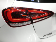 メルセデスベンツ Aクラス A180 AMGﾗｲﾝ&AMGﾚｻﾞｰｴｸｽｸﾙｰｼﾌﾞ&ｱﾄﾞﾊﾞﾝｽﾄﾞ&ﾅﾋﾞ&ﾚｰﾀﾞｰｾｰﾌﾃｨPKG　meｺﾈｸﾄ AMGｴｱﾛ/19ｲﾝﾁAW 赤黒革/ﾋｰﾀｰ ﾊﾟﾉﾗﾏｻﾝﾙｰﾌ 純正ﾄﾞﾗﾚｺ ﾍｯﾄﾞｱｯﾌﾟD ﾜｲﾔﾚｽﾁｬｰｼﾞ ﾀﾞｲﾅﾐｯｸｾﾚｸﾄ LEDﾗｲﾄ/自動HB　2年保証付