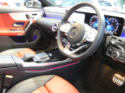 AMG CLAクラス CLA35 4MATIC AMGｱﾄﾞﾊﾞﾝｽﾄﾞ&ﾅﾋﾞｹﾞｰｼｮﾝ&ﾚｰﾀﾞｰｾｰﾌﾃｨPKG　meｺﾈｸﾄ AMGｴｱﾛ 18ｲﾝﾁAW 赤黒革/ﾋｰﾀｰ ﾊﾟﾉﾗﾏｻﾝﾙｰﾌ MBUXﾅﾋﾞ 地ﾃﾞｼﾞ 360度ｶﾒﾗ ﾍｯﾄﾞｱｯﾌﾟD ｱﾄﾞﾊﾞﾝｽﾄﾞｻｳﾝﾄﾞ 360度ﾄﾞﾗﾚｺ LEDﾍｯﾄﾞﾗｲﾄ/自動HB　2年保証付