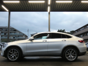 メルセデスベンツ GLCクーペ GLC300 4MATIC ｸｰﾍﾟ AMGﾗｲﾝ ﾚｻﾞｰｴｸｽｸﾙｰｼﾌﾞ&ﾚｰﾀﾞｰｾｰﾌﾃｨPKG　後期 meｺﾈｸﾄ AMGｴｱﾛ&20AW 黒革/ﾍﾞﾝﾁﾚｰﾀｰ/ﾏｯｻｰｼﾞ ｻﾝﾙｰﾌ MBUXﾅﾋﾞ 地ﾃﾞｼﾞ 360度ｶﾒﾗ ﾄﾞﾗﾚｺ Burmester ﾍｯﾄﾞｱｯﾌﾟD 自動ﾘｱｹﾞｰﾄ/ﾌｯﾄOP LEDﾍｯﾄﾞﾗｲﾄ　2年保証付